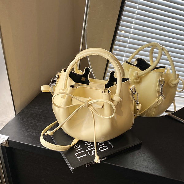 This year, the Korean version of the popular bag is a fashionable solid-color shoulder handbag, a foreign-style versatile handbag, and a women's bag is sent on behalf of others.