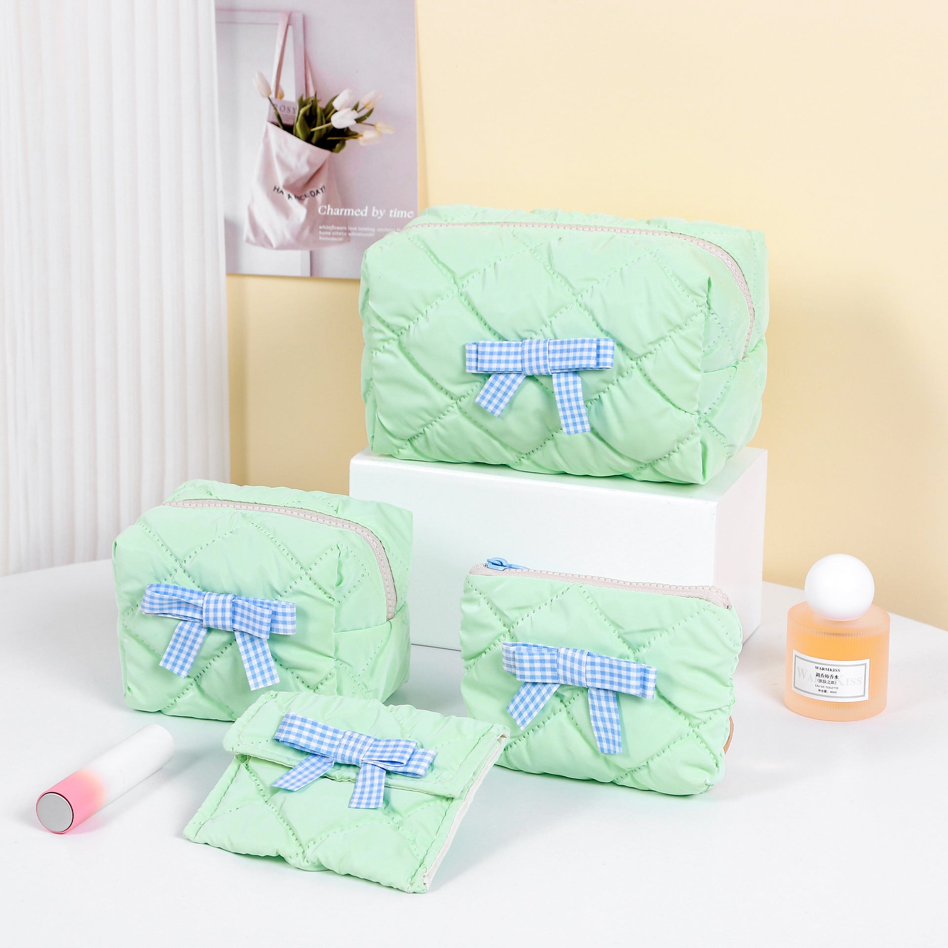 Small fresh cosmetic bag, portable and high-value women's bag, small in the bag, waterproof storage bag, change bag, earphone bag.