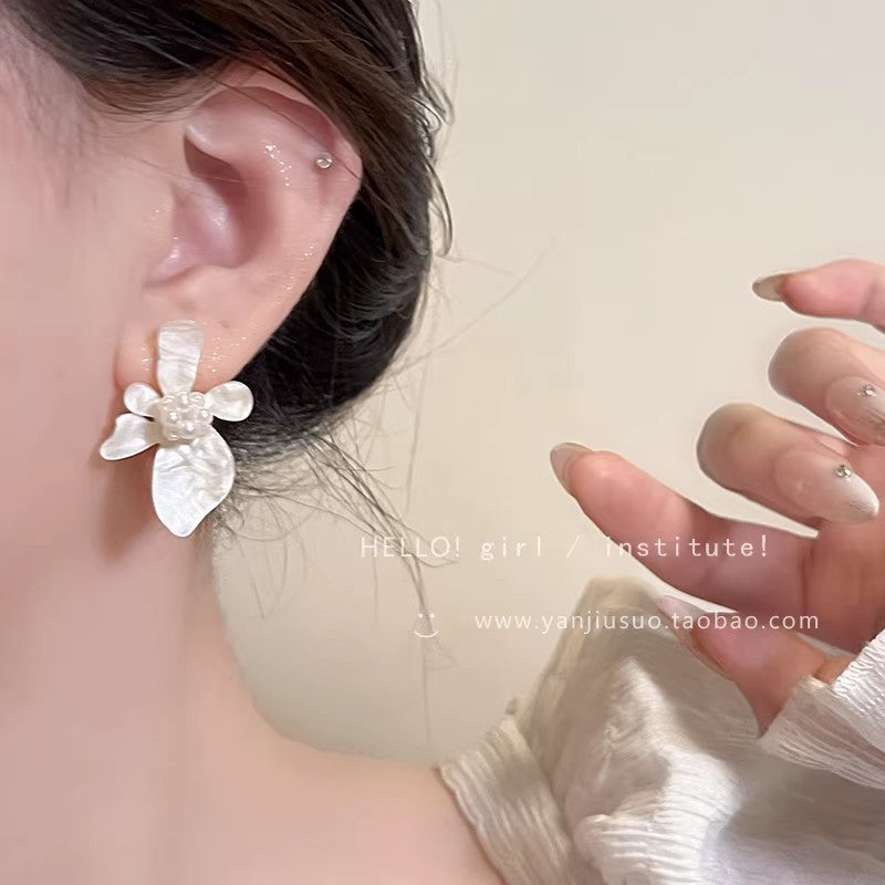 Super fairy french stereo flower circle earrings for women 2026 new style pearl earrings retroniche stylesense of design earrings
