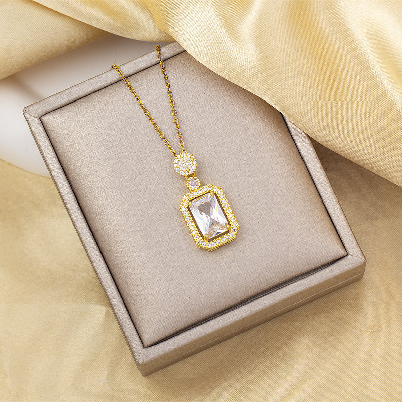 Necklace for women, simple and fashionable, electroplated titanium steel pendant, niche design, accessible luxury, high-end, accessible luxury style, golden clavicle chain