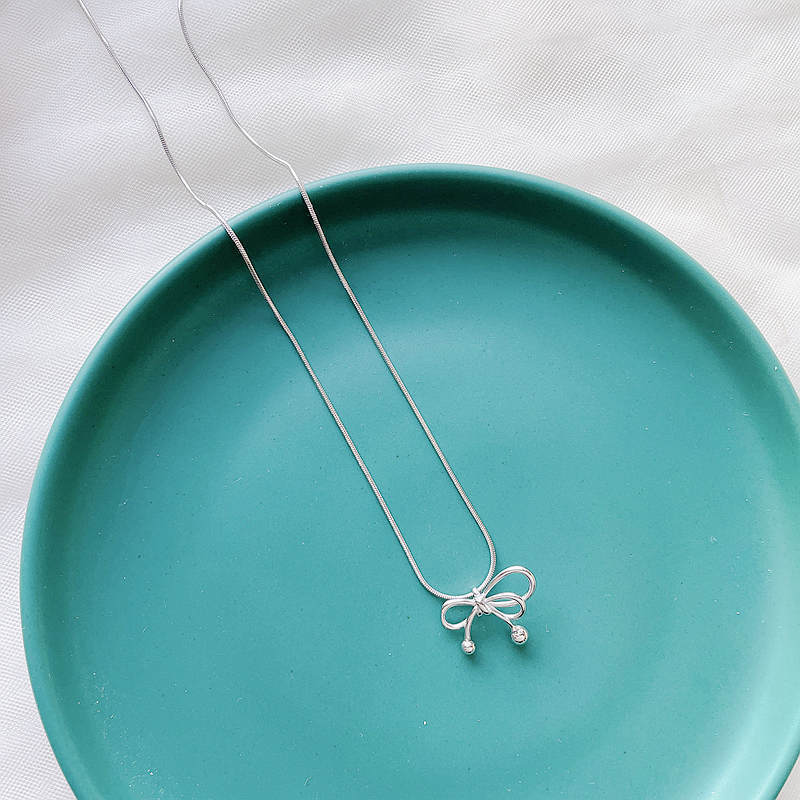 [no need to take off when taking a bath] hollow bow titanium steel necklace 2024 new trendy design hollow clavicle chain