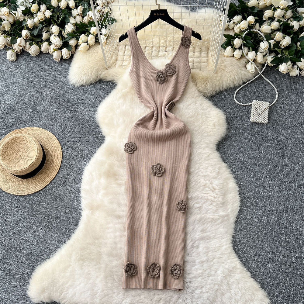 Goddess-style elegantsense of designstereo flower suspender v neck silmslimming look hip-hugging knittingdress2025 summer