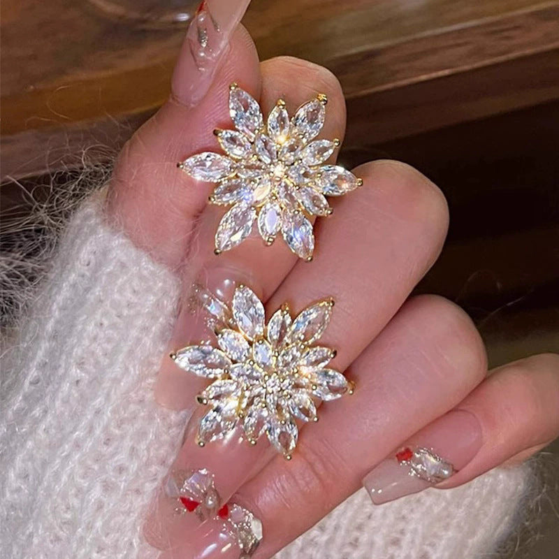 Spring break style white floral earrings - unique dopamine studs, niche design, versatile earrings