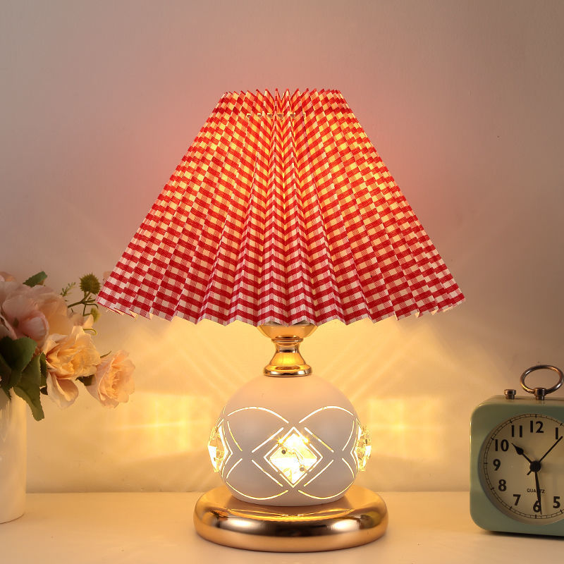 Table lamp bedroom ins girl bedside night light Nordic retro pleated gift Internet celebrity table lamp wedding feeding lamp
