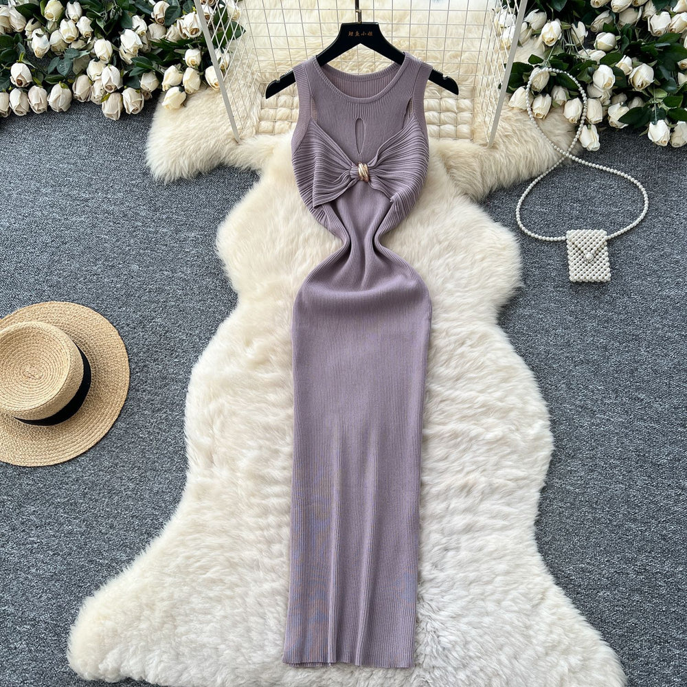Goddess-style sense of design, cut out metal buckle, round neck, sleeveless dress, women's silmslimming lookelegant hip skirt