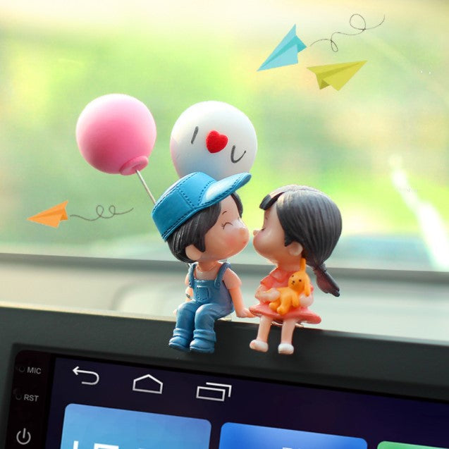 Car couple kissing doll ornament cartoon figurine car cute dashboard creative ornament car interior decoration