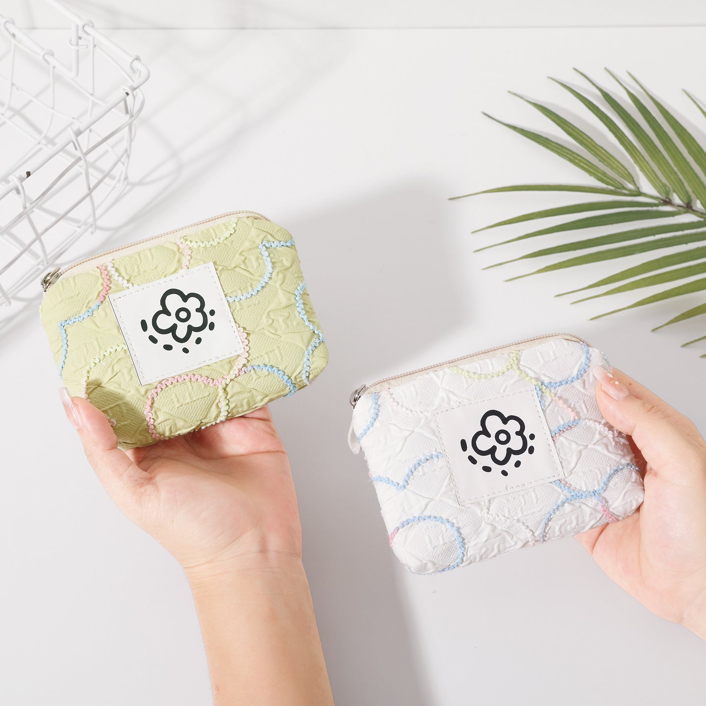 Change bag for women is small, portable, cute and simple, student wrist bag, new mouth red envelope, exquisite storage, light luxury travel