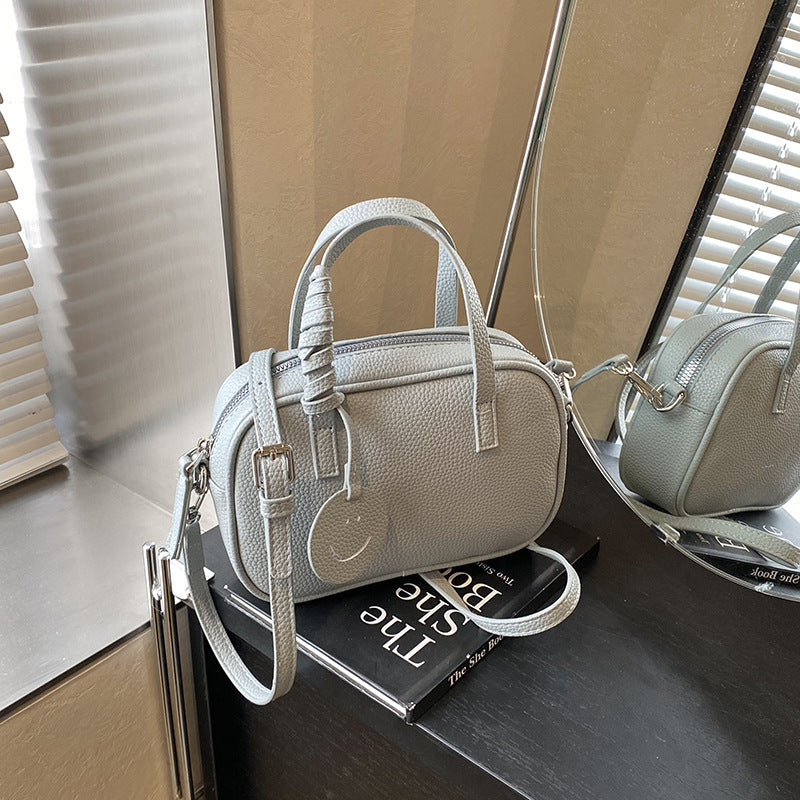 Fashion shoulder bag new simple casual commuter messenger bag  Korean version of high-end sense foreign versatile bag women