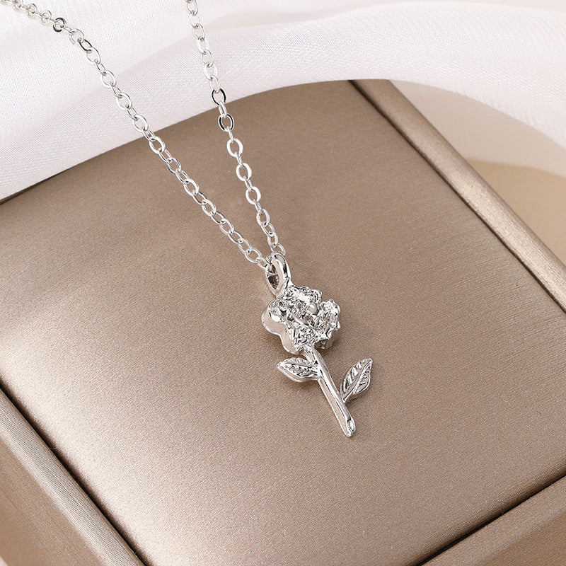 Wholesale flower necklaces, cross-border new alloy niche high-end jewelry, versatile rose pendant collarbone chain for women