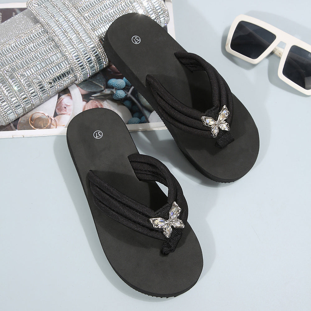 Eva thick-soled flip-flops: cloud-like comfort for outdoor beach vacations, featuring cartoon character designs for matching family sets and cozy lounging at home