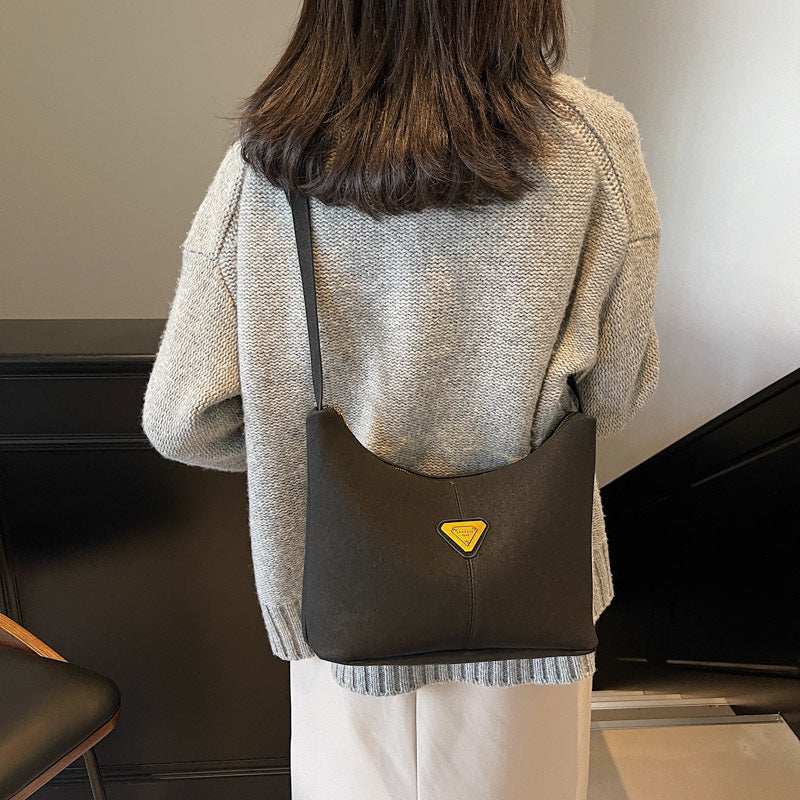 Simple retro underarm bag women's 2025 new winter shoulder messenger bag high-end sense work commuter tote bag