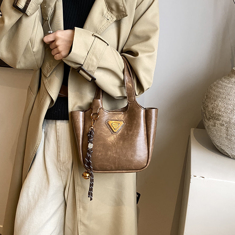 European and American retro trend shoulder bag 2025 new women's bag messenger bag foreign style solid color bucket bag underarm bag portable