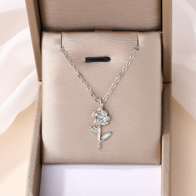 Wholesale flower necklaces, cross-border new alloy niche high-end jewelry, versatile rose pendant collarbone chain for women