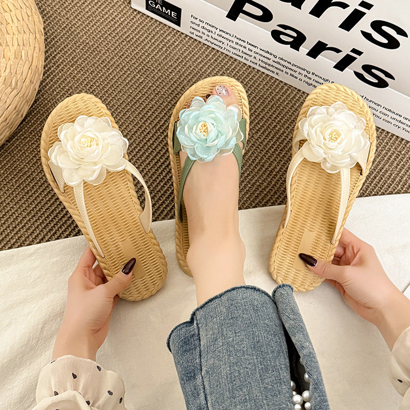 Sweet and stylish women's summer sandals, featuring a new mesh floral design, flip-flop style, flat sole, and non-slip beach shoes