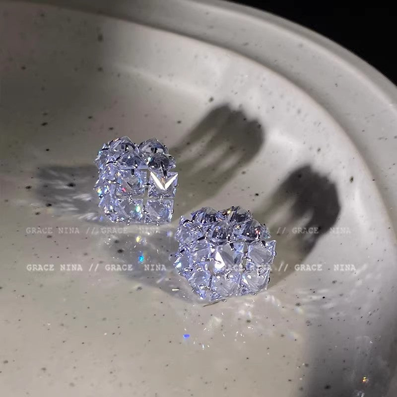 Exquisite and personalized square sparkling zirconium stud earrings, new 2026 hot-selling earrings, high-end and elegant minimalist style earrings for women