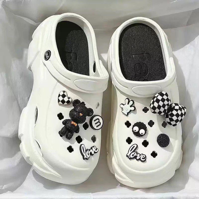 2026 cartoon thick sole crocs women's summer outwear new arrival indoor summer women's stomping on shit feeling non-slip sandals women's