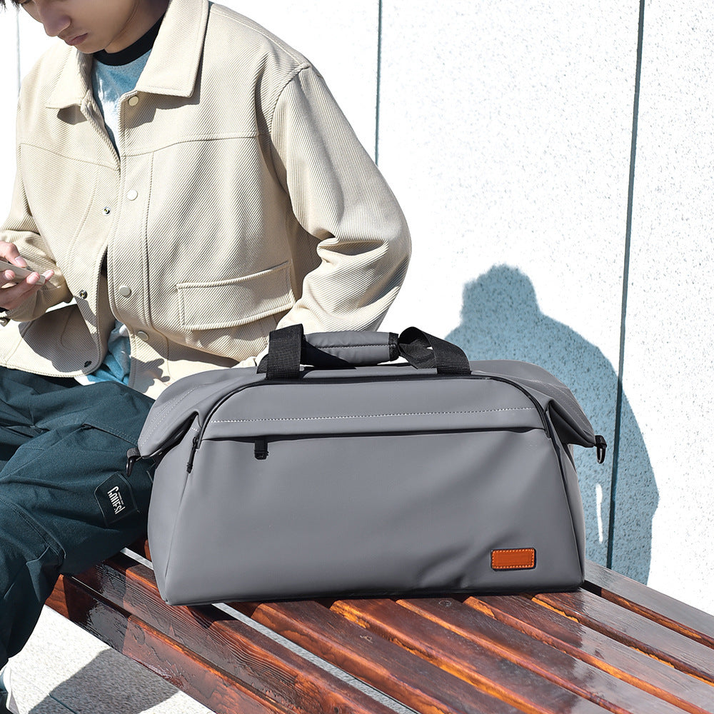 Simple, fashionable and large-capacity shoulder crossbody large-capacity bag 2025 new anti-splashing travel bag will be sent on behalf of one piece.