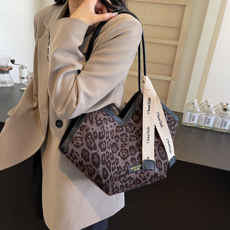 Commuter retro large-capacity leopard print bag women's 2025 new autumn and winter shoulder bag college students class tote bag