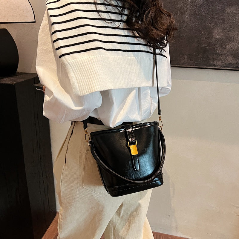 Commuter to work Hand carry bucket bag 2025 niche trendy messenger bag women's winter new fashion casual shoulder bag