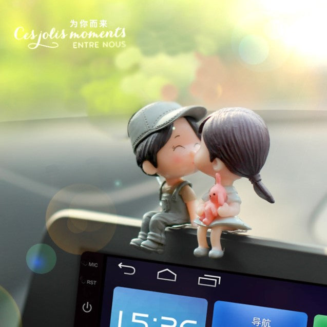 Car couple kissing doll ornament cartoon figurine car cute dashboard creative ornament car interior decoration