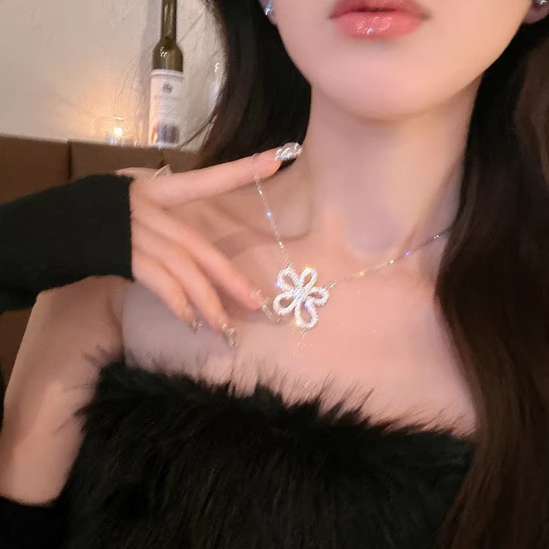 Micro-paved zircon five-petal flower necklace, accessible luxury, niche design for women, high-end, 2026 new trendy collarbone chain