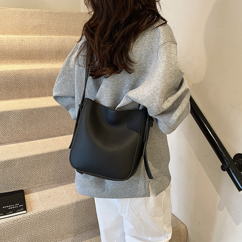Retro casual shoulder bag women's 2025 new fashion solid color bucket bag niche trend commuter messenger bag