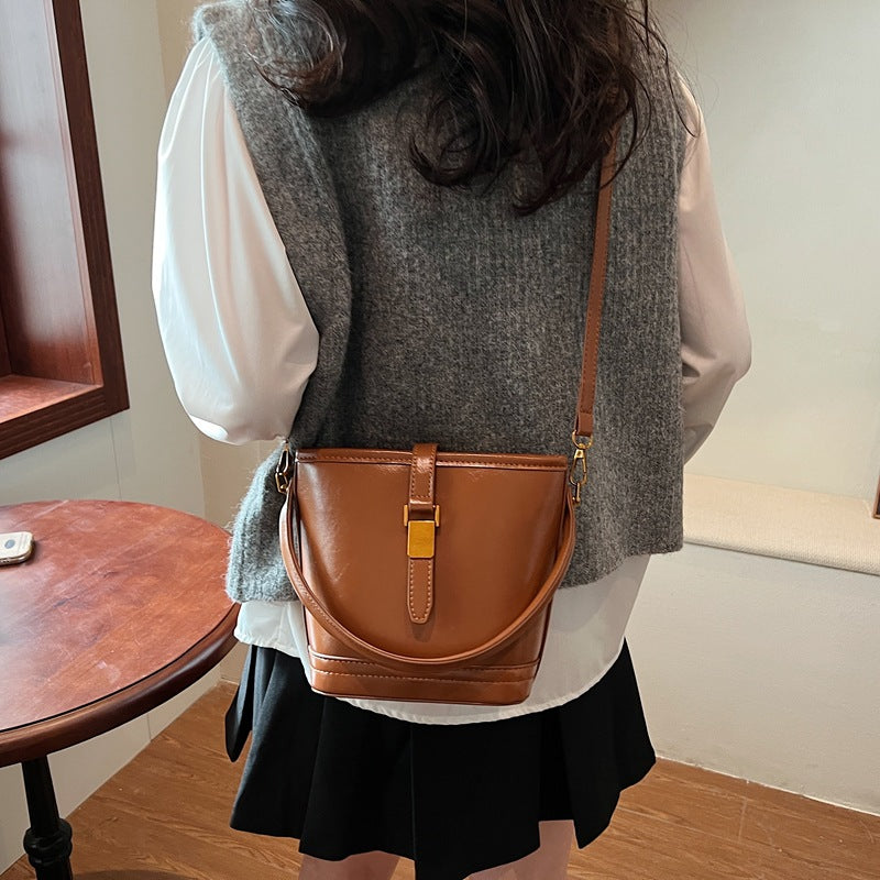 Commuter to work Hand carry bucket bag 2025 niche trendy messenger bag women's winter new fashion casual shoulder bag