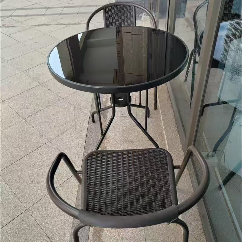 Outdoor table and chair set with umbrella, sunshade, perfect for outdoor cafes, bubble tea shops, and casual outdoor seating. features a wrought iron frame and rattan chairs, ideal for patios and gardens