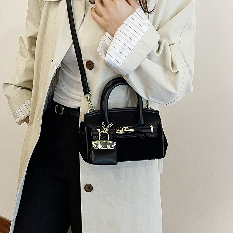 High-end women's bag, 2025 new arrival, vintage-inspired, niche design, lock closure bag, trendy and versatile for autumn, can be used as a shoulder bag, crossbody bag, or handbag
