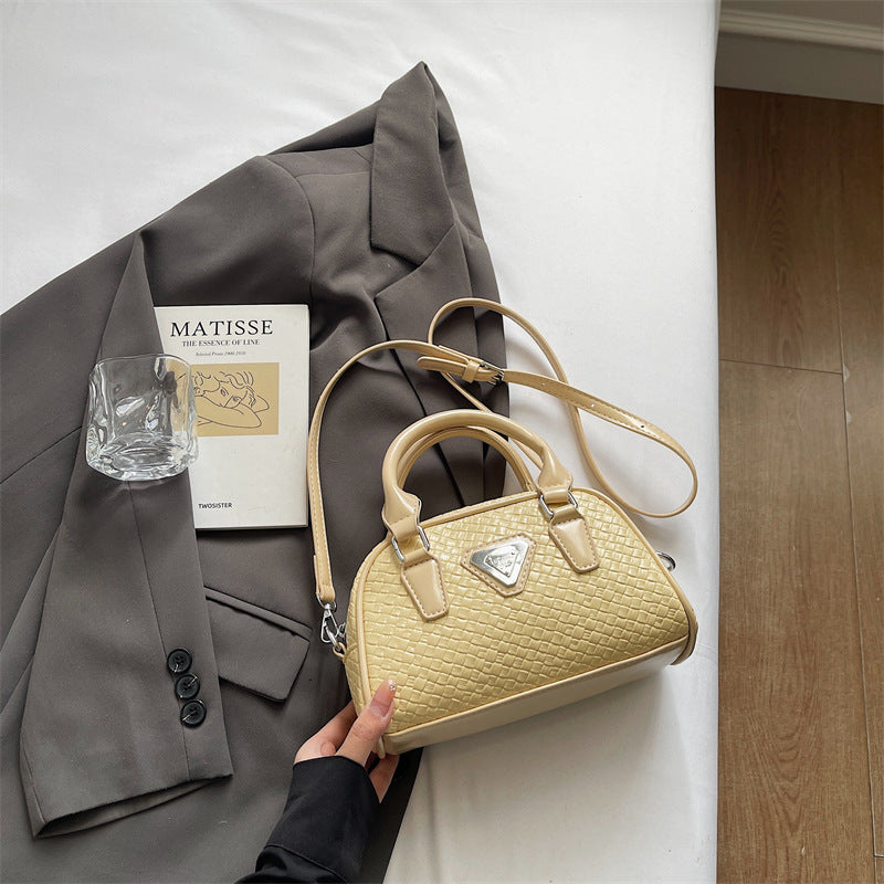 Retro small bag women 2025 new popular versatile messenger bag super fire portable bowling bag fashion shoulder bag