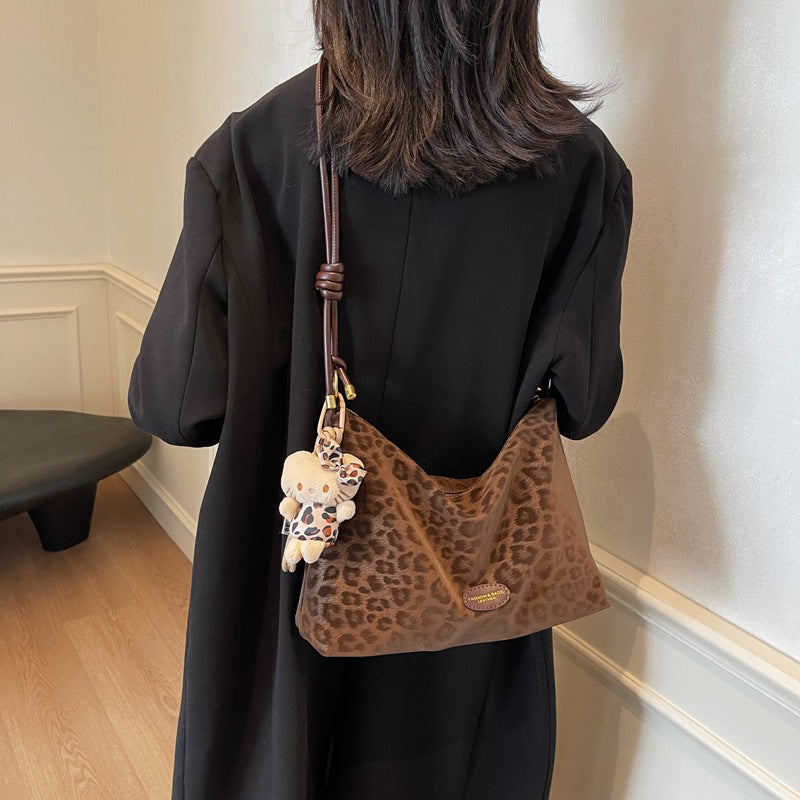 Casual relaxation large-capacity leopard print bag women's 2025 new autumn and winter commuter shoulder bag portable tote bag