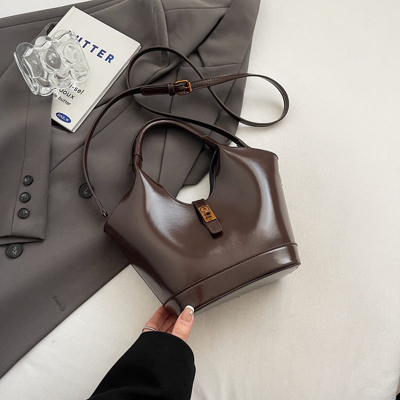 New products are hot, Korean niche retro portable bucket bag, women's casual versatile commuter premium messenger bag
