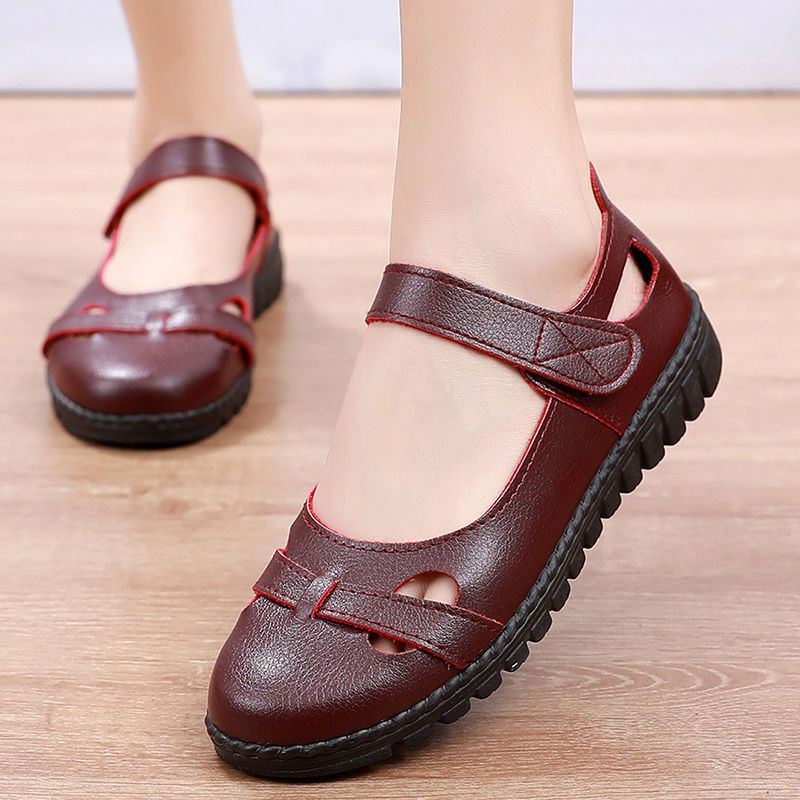 Women's sandals for mothers, 2022 new summer fashion, outdoor wear, flat soft leather anti-slip, sizes 40-50, suitable for middle-aged and elderly women (60s)