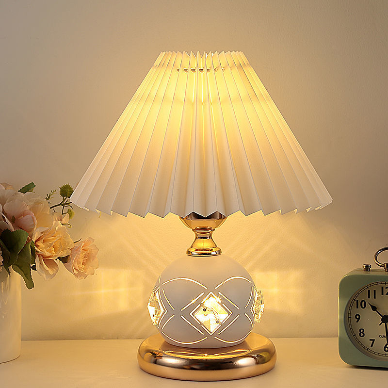 Table lamp bedroom ins girl bedside night light Nordic retro pleated gift Internet celebrity table lamp wedding feeding lamp