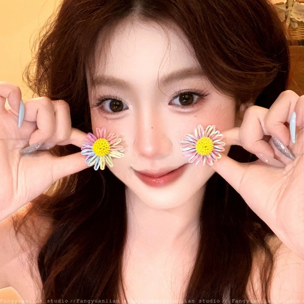 Milky soft, woven raffia daisy flower earrings for women. statement beach earrings designed to flatter the face with a touch of high-end elegance