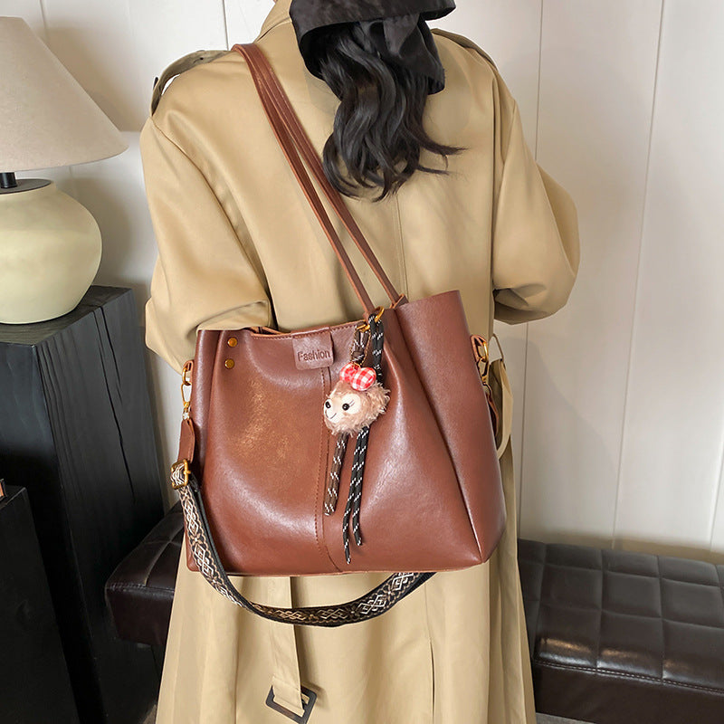 European and American retro large-capacity commuter tote bag 2025 new handbag texture wide shoulder strap messenger bag shoulder bag