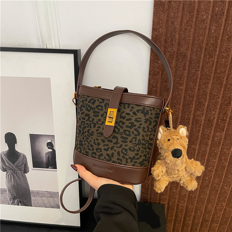 Fashion leopard print bag large capacity women's 2025 new autumn and winter popular foreign style messenger bag fashion portable bucket bag