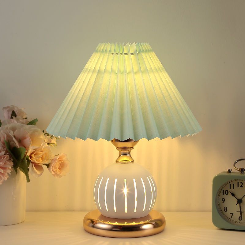 Table lamp bedroom ins girl bedside night light Nordic retro pleated gift Internet celebrity table lamp wedding feeding lamp