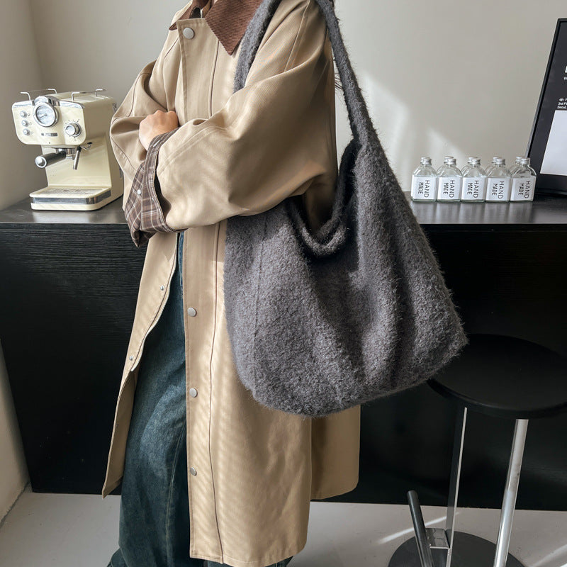 New commuter retro lazy wind Internet celebrities ins large capacity personality niche woolen single shoulder underarm tote bag