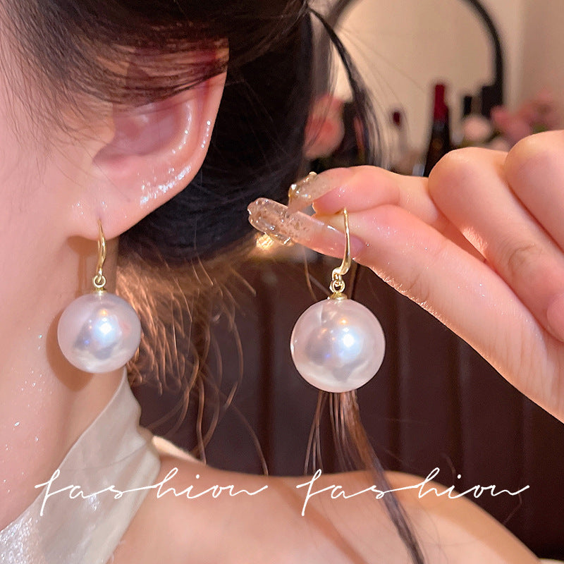 French style large pearl earrings - niche, vintage-inspired, light luxury design. high-end ear hooks, minimalist, elegant, and versatile fashion earrings