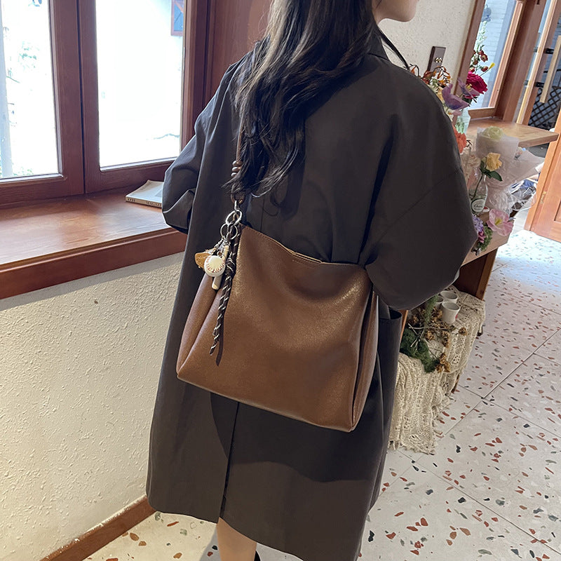 Retro high-end niche design commuter tote bag large bag women's 2025 new soft leather shoulder bag