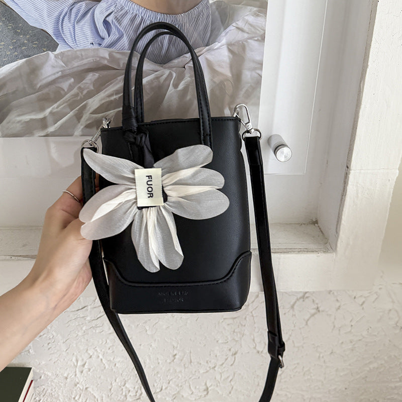 Cross-border high-end niche bag women's 2025 summer new exquisite flower mobile phone bag portable shoulder messenger bag