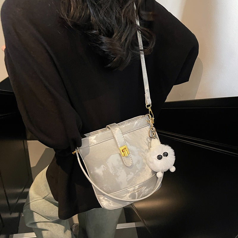 Simple casual hand bucket bag 2025 spring new Korean version trendy shoulder bag premium messenger bag