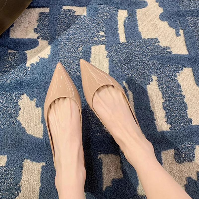 Korean style flat shoes 2025 new collection: versatile pointed-toe flats with soft soles. 2026 early spring collection: soft, comfortable, and high-end feel