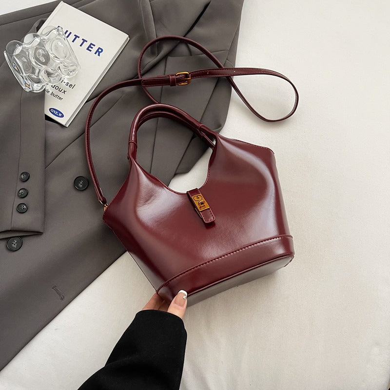 New products are hot, Korean niche retro portable bucket bag, women's casual versatile commuter premium messenger bag