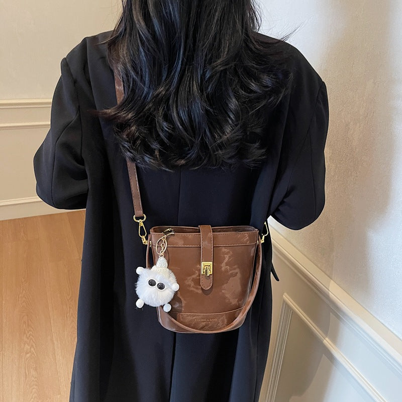 Simple casual hand bucket bag 2025 spring new Korean version trendy shoulder bag premium messenger bag