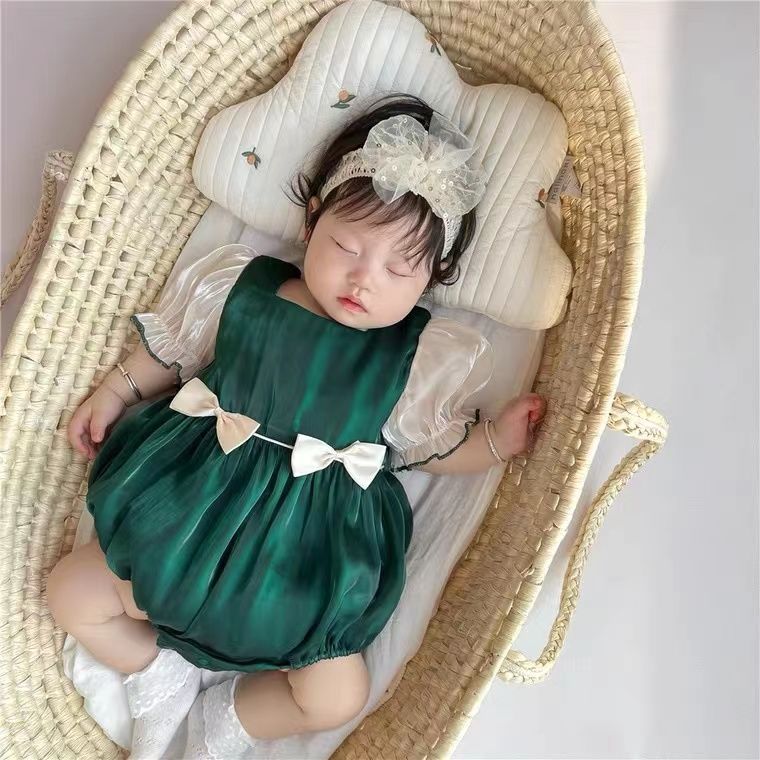 Infant and toddler summer outfits, super stylish and elegant, with a regal, courtly vibe. short-sleeved rompers for baby girls, perfect for full-month celebrations and 100-day milestones. princess-style onesies