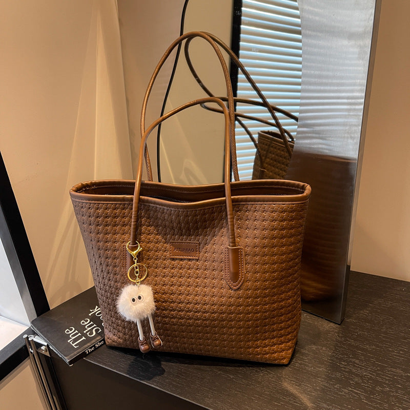 Vintage chic woven women's bag - large capacity, versatile, trendy tote - new spring/summer commute shoulder bag for women