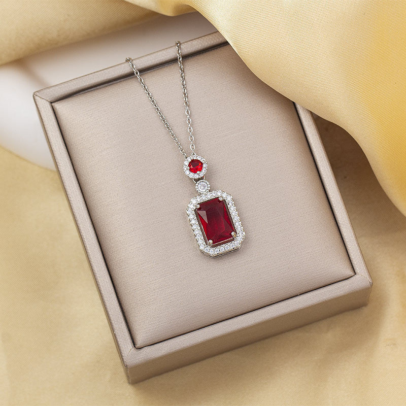 Necklace for women, simple and fashionable, electroplated titanium steel pendant, niche design, accessible luxury, high-end, accessible luxury style, golden clavicle chain