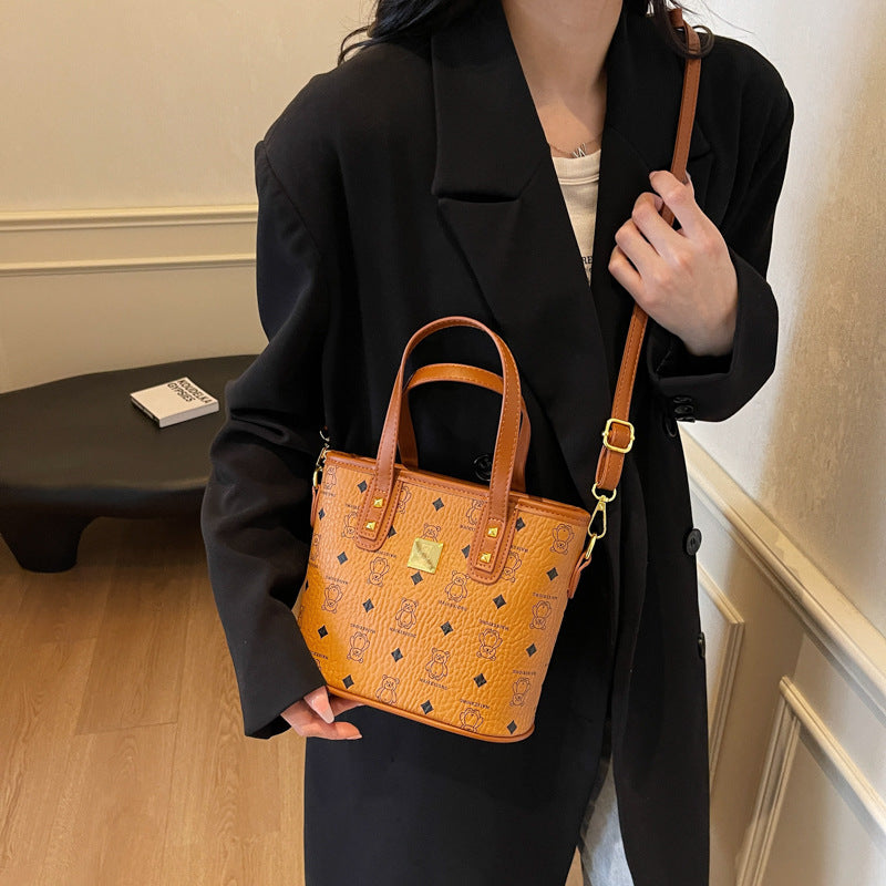 This year's popular women's bags: 2025 new versatile trendy shoulder and crossbody bags, high-end small square bags, and influencer-approved tote bags